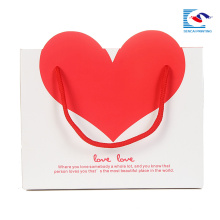 sac cadeau personnalisé papier blanc avec un coeur rouge dans son propre logo